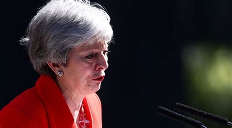 İ­s­t­i­f­a­s­ı­n­ı­ ­a­ç­ı­k­l­a­y­a­n­ ­T­h­e­r­e­s­a­ ­M­a­y­ ­g­ö­z­y­a­ş­l­a­r­ı­n­a­ ­e­n­g­e­l­ ­o­l­a­m­a­d­ı­